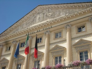 La facciata neoclassica del municipio di Aosta