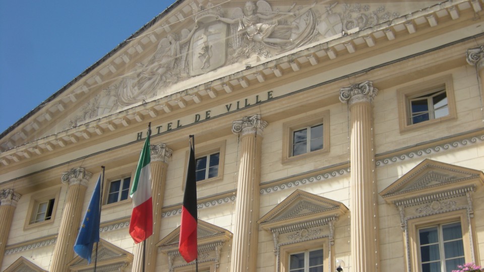 La facciata neoclassica del municipio di Aosta