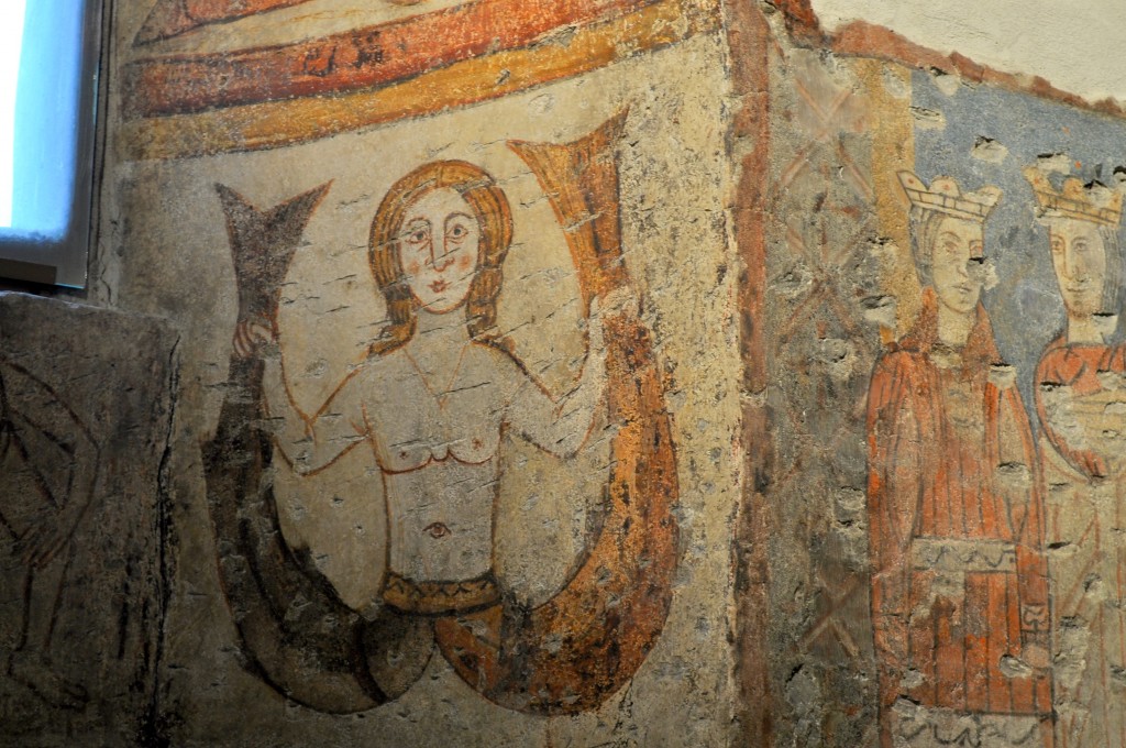 Affreschi romanici nella cappella del castello Sarriod de la Tour