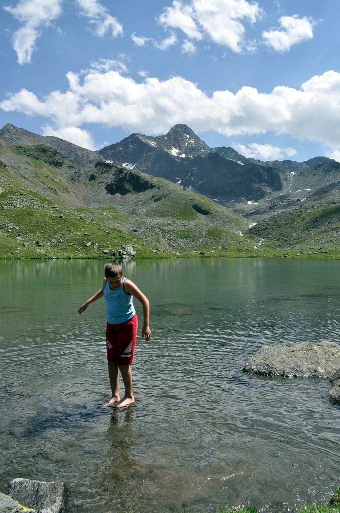 Cosa re con i ragazzi in Valle d'Aosta? Ad esempio giocare con l'acqua in un laghetto alpino.