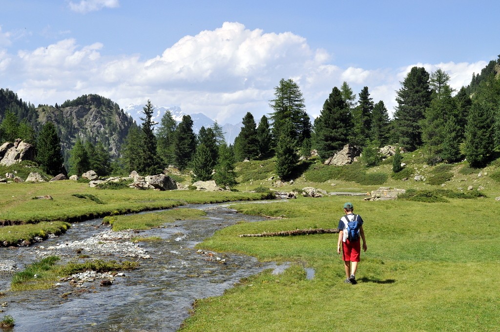 Escursione nel selvaggio vallone di Comboé. Il trekking è una delle cose da fare con i ragazzi in Valle d'Aosta