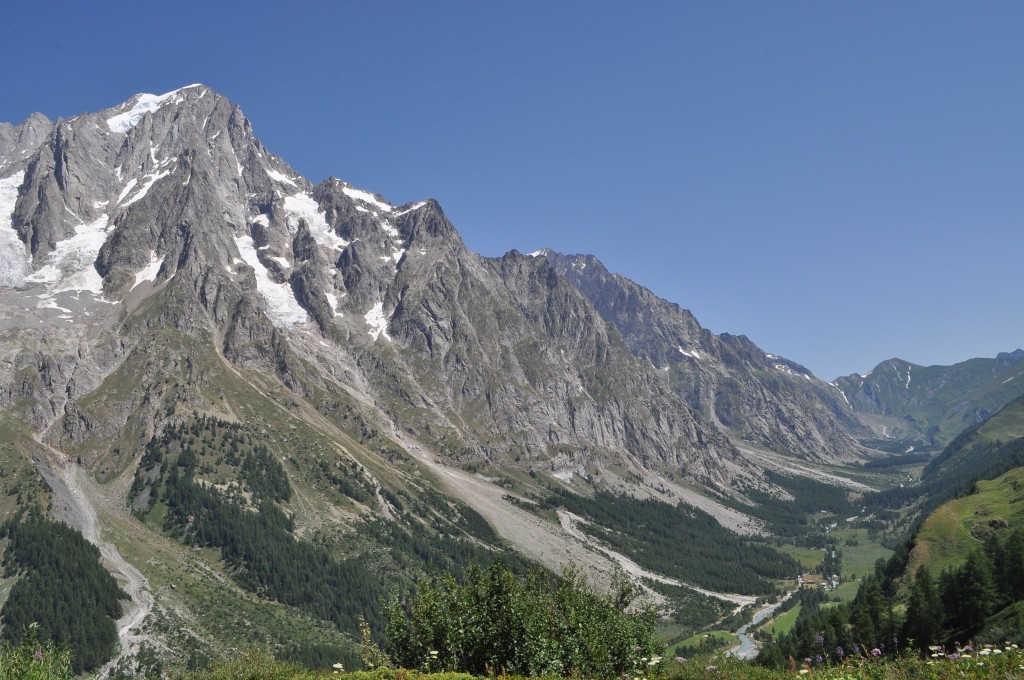 La pianeggiante Val Ferret, ai piedi delle Grandes Jorasses