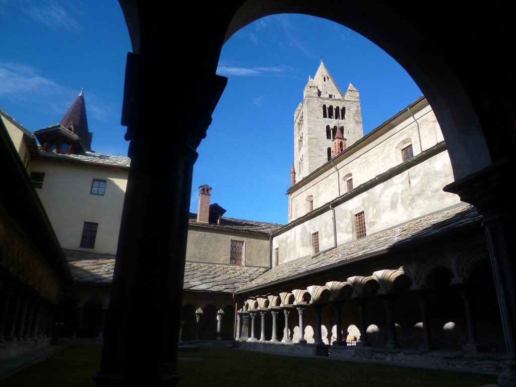 Il chiostro romanico e il campanile della Collegiata di Sant'Orso ad Aosta