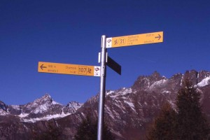 La segnaletica dei sentieri in Valle d'Aosta è gialla