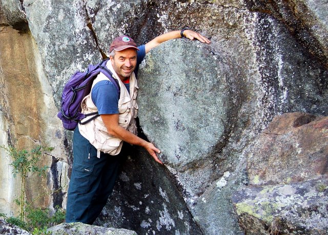 Donato Arcaro, guida escursionistica naturalistica in un'antica cava di macine.