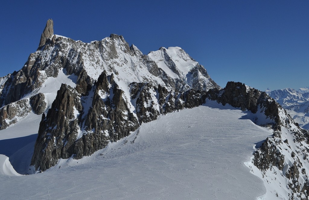 Il Dente del Gigante visto dalla terrazza panoramica della funivia Skyway Monte Bianco. 