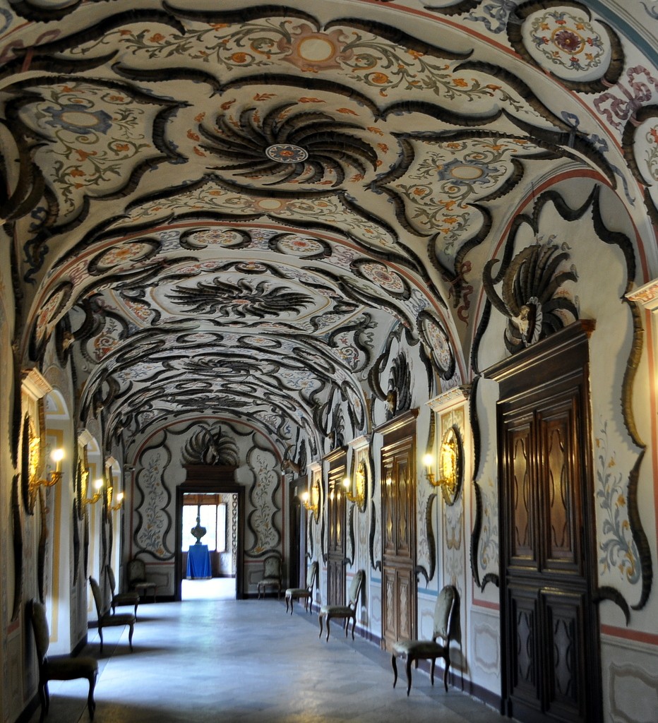 Il corridoio decorato con corna di stambecco