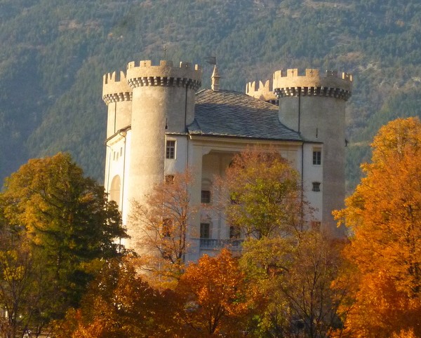 castello aymavilles autunno foliage