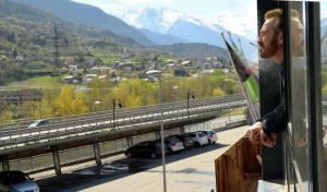 Rocco Schiavone si affaccia dalla ricostruita Questura di Aosta